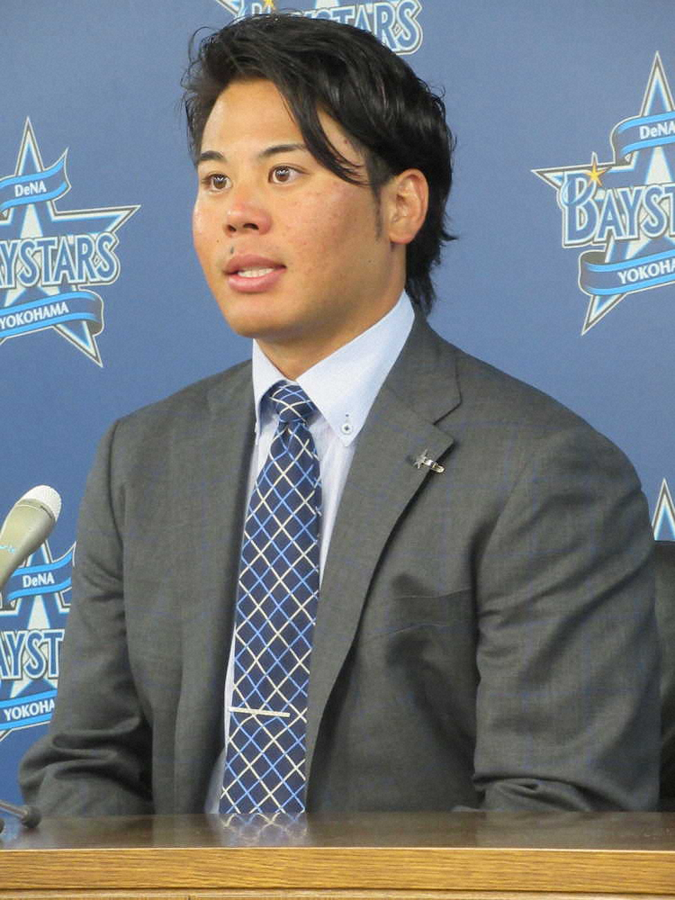 【画像・写真】DeNA浜口　450万円増の5500万円でサイン「必ずリーグ優勝、日本一を」