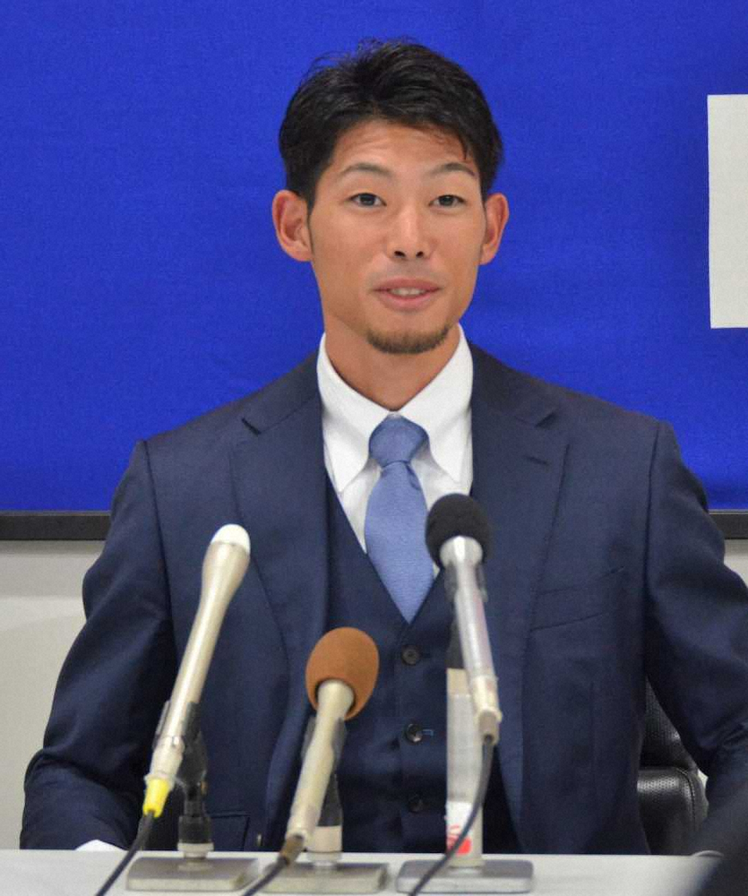 【画像・写真】中日・又吉　1650万円減でサイン　大幅減も納得の表情「来季、取り返すしかない」