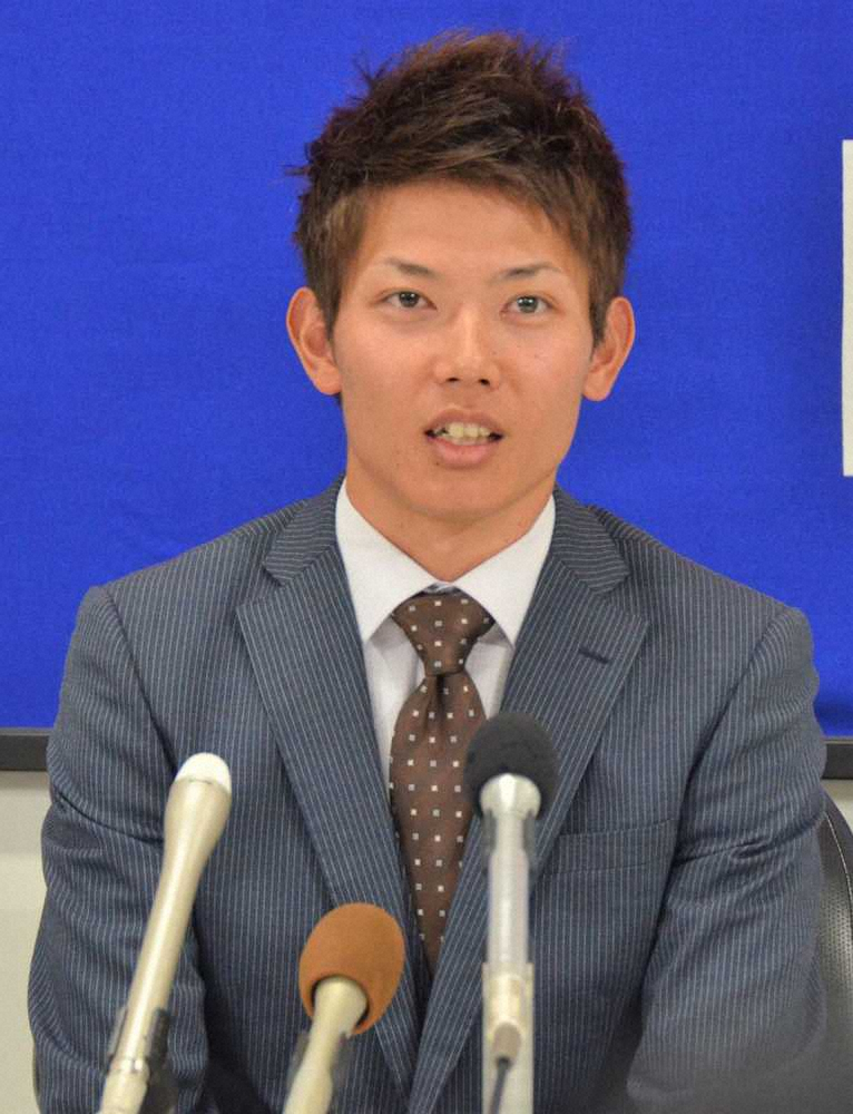 【画像・写真】中日・岡田　1200万円増でサイン　シーズン後半から守護神も来季は「特にそこは思っていない」