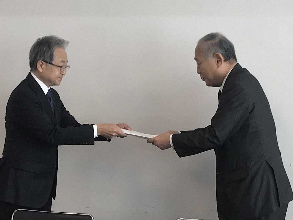 答申を日本高野連・八田会長（右）に手渡す、有識者会議の中島座長