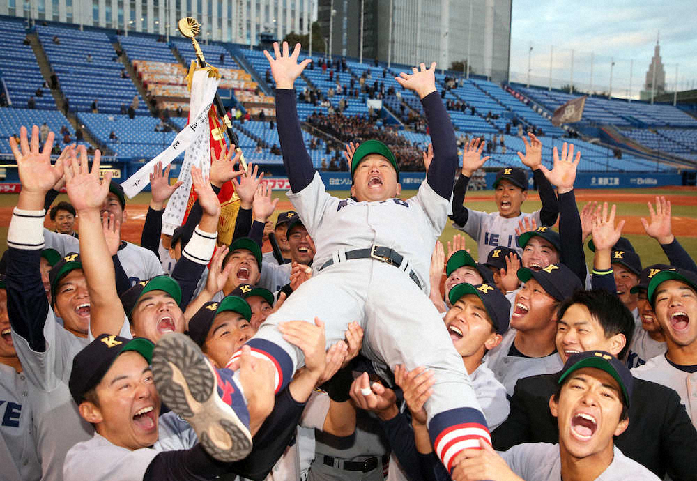 【画像・写真】慶大　19年ぶりＶ　退任の大久保監督は涙「最高のギフト」