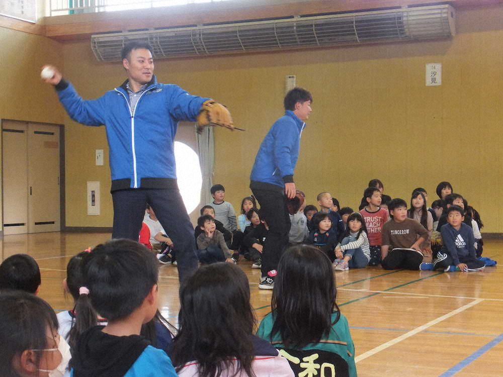鵡川中央小学校の児童らの前で現役引退後で初となるキャッチボールを行った日本ハム・田中賢介氏（左）