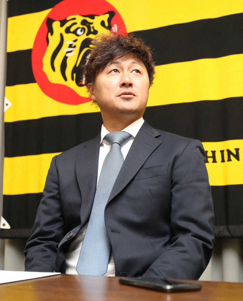 【画像・写真】阪神　俊介、800万円減でサイン　入団以来初の無安打「悔しいシーズンでした」