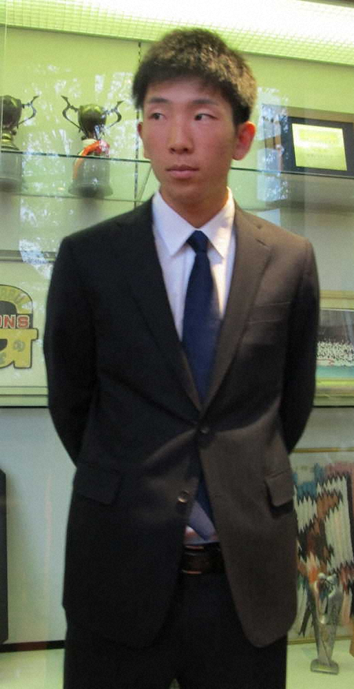 【画像・写真】巨人・戸郷　150万円増でサイン　オフは山口に弟子入り、来季は背番号「13」に