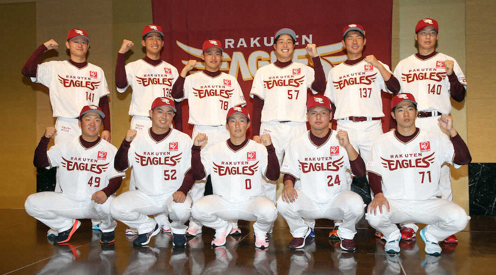 【画像・写真】フォトセッションでガッツポーズする（前列左から）ドラフト5位・福森、ドラフト3位・津留崎、ドラフト1位・小深田、ドラフト2位・黒川、ドラフト4位・武藤（後列左から）育成4位・沢野、育成2位・小峯、ドラフト7位・水上、ドラフト6位・瀧中、育成1位・江川、育成3位・山崎（撮影・久冨木　修）　