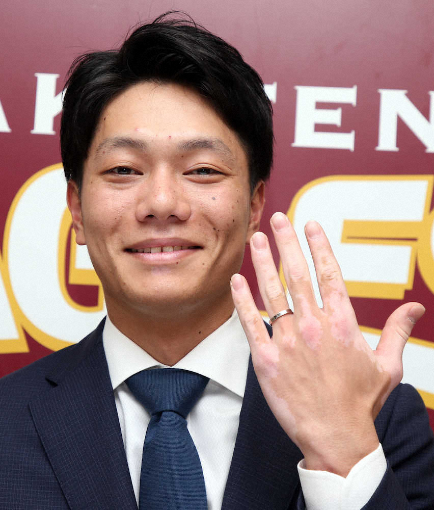 【画像・写真】夫婦の日に更改し結婚指輪を披露する田中（撮影・久冨木　修）　