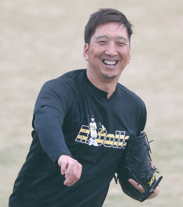 【画像・写真】鳴尾浜を訪れ笑顔でキャッチボールする藤川（撮影・奥　調）