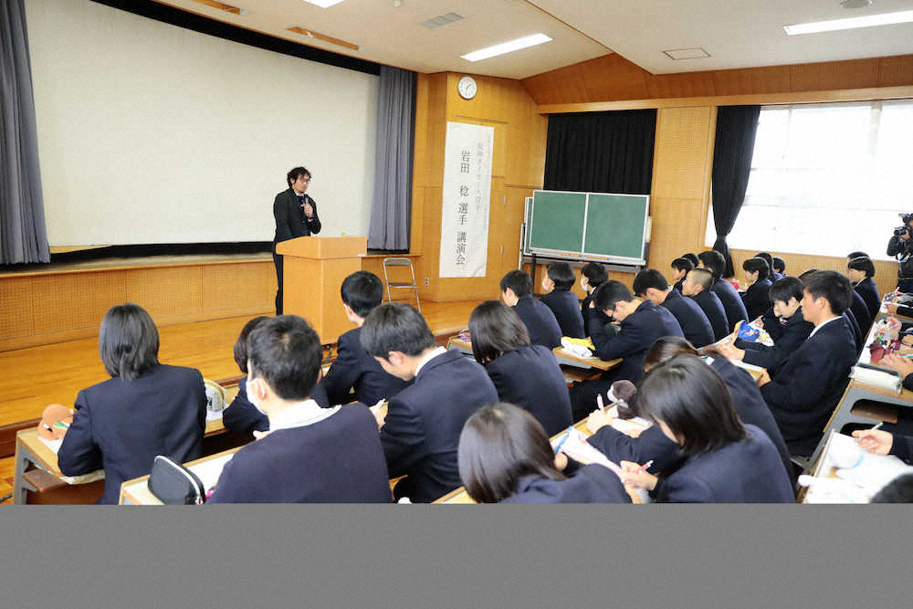 【画像・写真】大勢の生徒の前で講演する岩田（撮影・後藤　大輝）