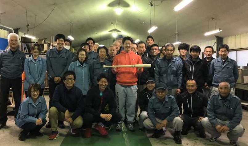 愛知県のバット工場を訪れ、来季用の新バットを手にするオリックスの吉田正（アンダーアーマー社提供）