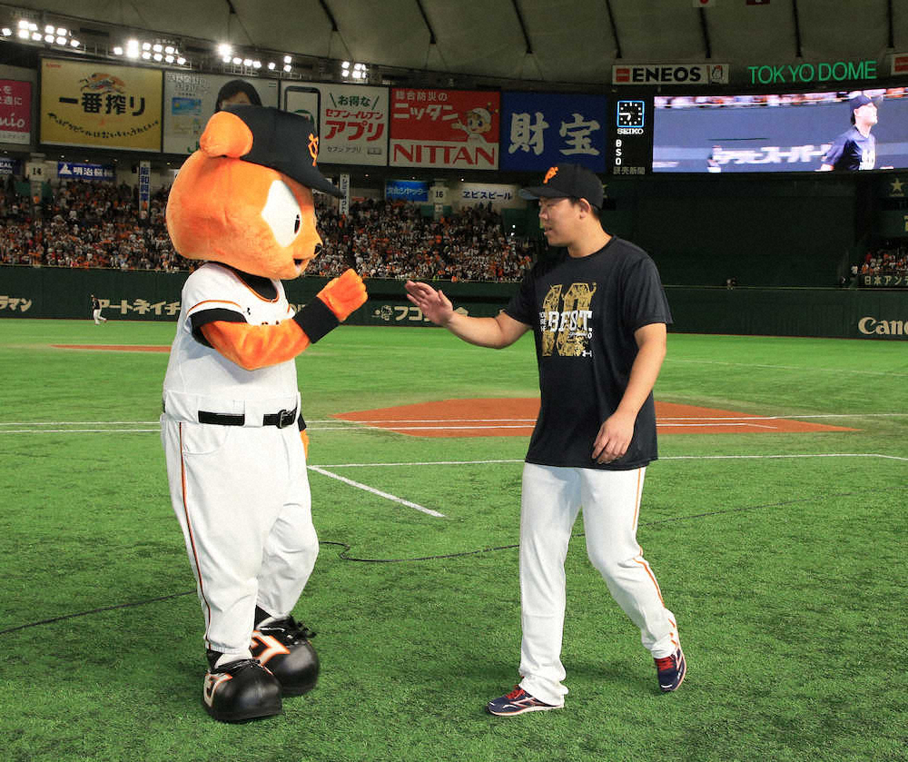 【画像・写真】ジャビットとハイタッチをかわす山口（撮影・白鳥　佳樹）　