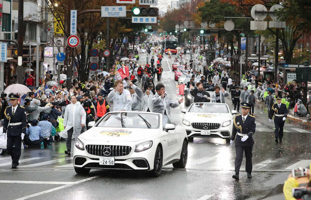 日本一を祝い大勢のファンの声援を受けながらパレードする（左から）柳田、王会長、工藤監督らソフトバンクナイン（撮影・岡田　丈靖）