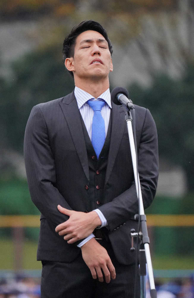 【画像・写真】元DeNA荒波氏、引退セレモニーで涙のスピーチ「またユニホーム着られたら幸せ」