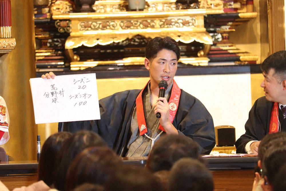 本願寺広島別院で行われた「カープ選手トークショー」で、着物を羽織って僧侶に扮した安部