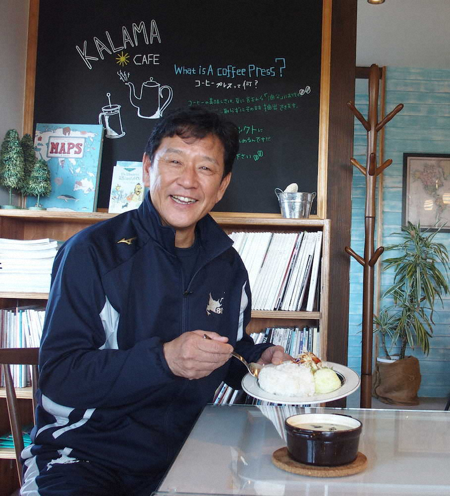 「第8回栗山監督杯争奪うまいもんGP」でグランプリに輝いたCAFE　KALAMAのグリーンカレーを試食する日本ハム・栗山監督