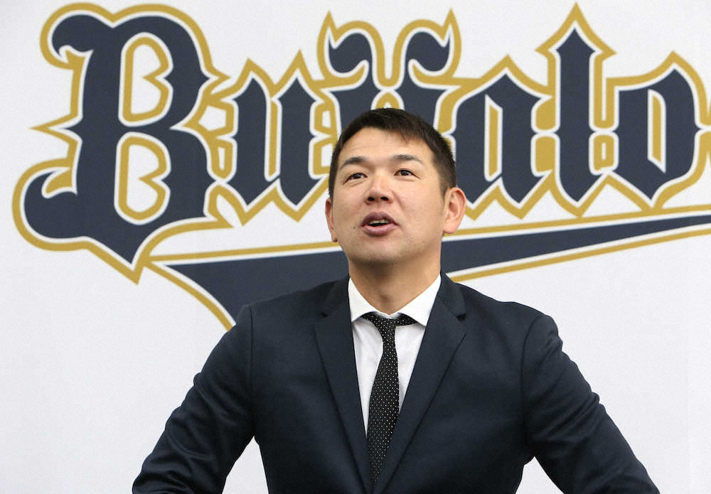 【画像・写真】オリ山崎勝　現状維持でサイン　15年ぶり無安打「来年1年は自分のことだけを見てやりたい」