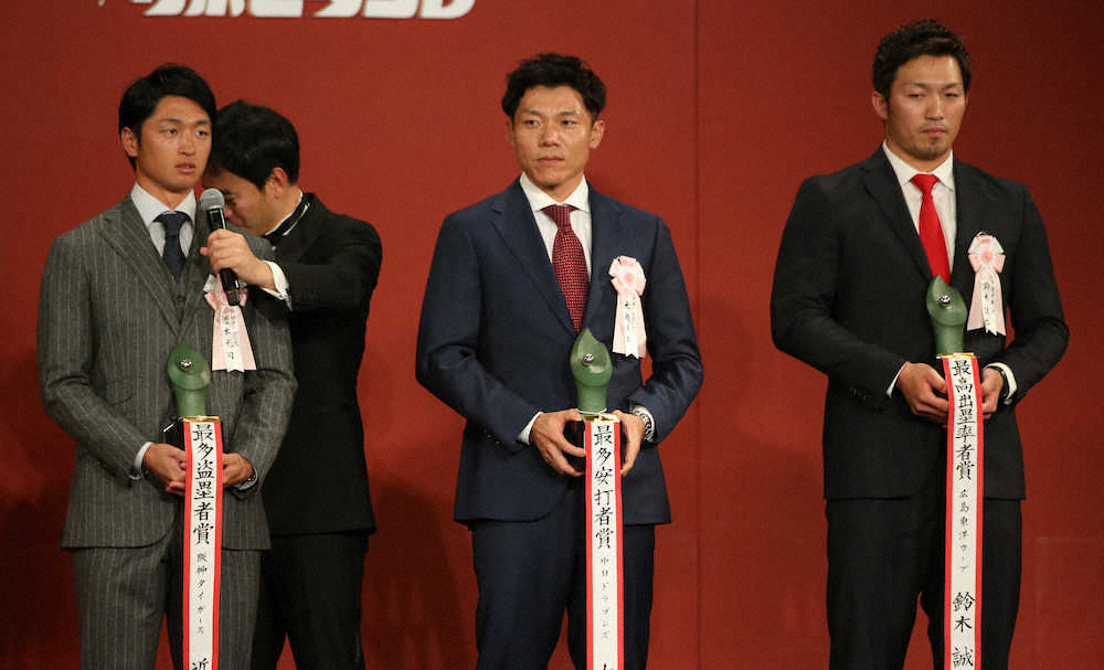 ＜NPB　AWARDS　2019＞最多安打賞を受賞した大島。右は鈴木、左は近本（撮影・森沢裕）