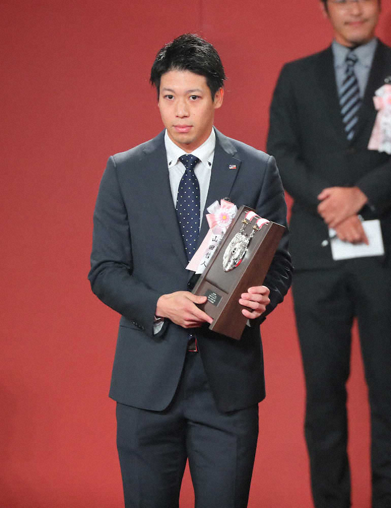 【画像・写真】セ・リーグベストナインの盾を手に、客席を向くヤクルト・山田哲（撮影・木村　揚輔）