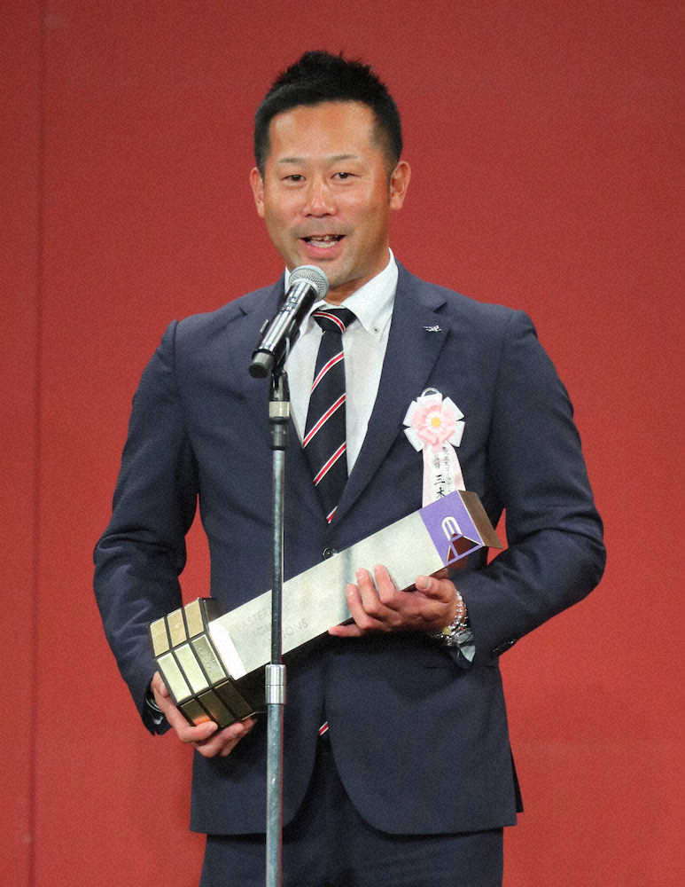 【画像・写真】ファーム優勝チーム表彰でトロフィーを手にスピーチする今季2軍監督を務めた楽天・三木新監督（撮影・木村　揚輔）