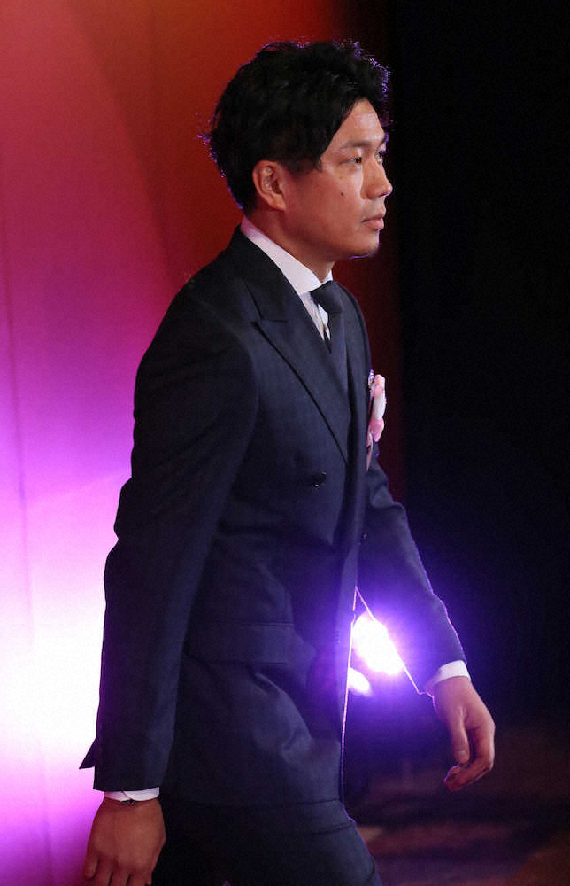 【画像・写真】セ・リーグ最優秀防御率賞を獲得し、会場入りする中日・大野雄（撮影・木村　揚輔）