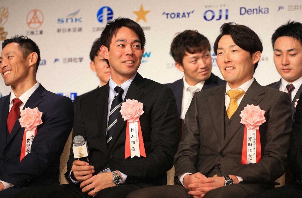 【画像・写真】リラックスムードで質疑に応じる秋山（撮影・白鳥　佳樹）