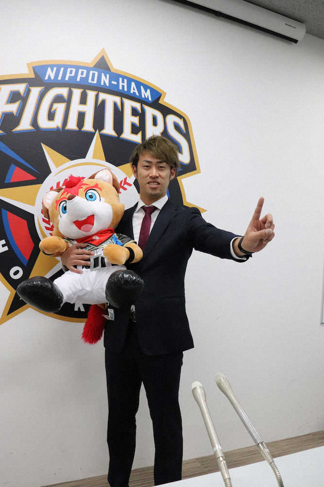 【画像・写真】日本ハム・秋吉　新天地で3年ぶりの大台「1億円」復帰「自分でもびっくり」