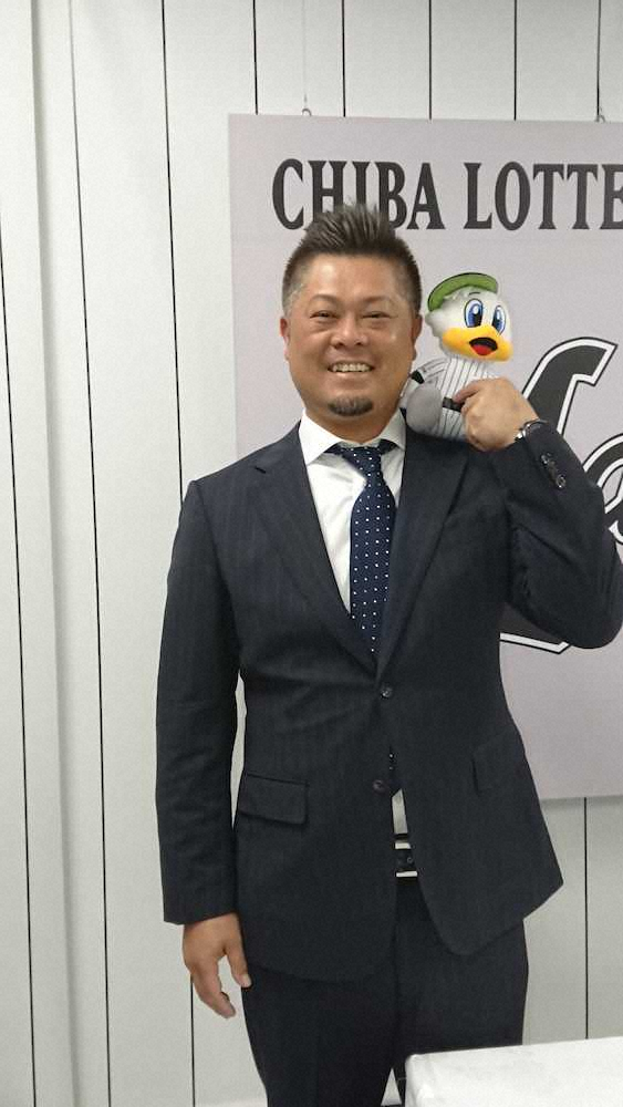 【画像・写真】ロッテ　細川、100万円増でサイン「来年は絶対優勝争い」若手に助言も