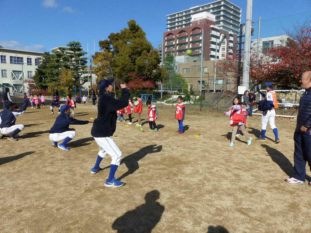 四国地区大学野球連盟主催の野球教室。子どもと学生がボール遊び
