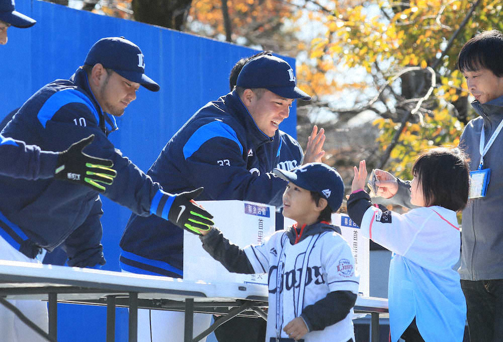 【画像・写真】西武・山川らが首里城再建募金活動　協力に感謝「沖縄の人としてうれしく思う」