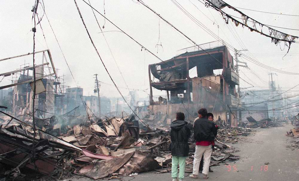 阪神淡路大震災翌日（1995年1月18日）、西代通3・4丁目から北を望む＝神戸市提供＝
