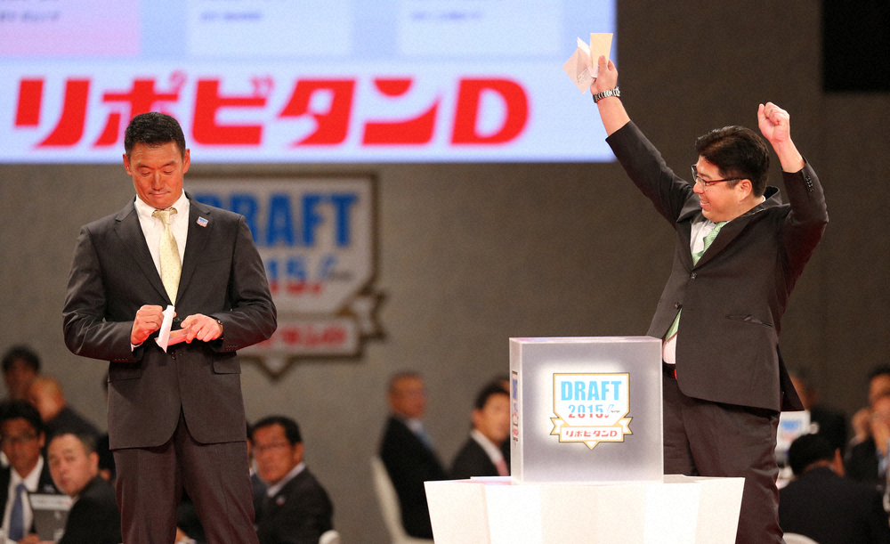 15年のドラフトで１位指名で高山交渉権のクジを当たりと勘違いしガッツポーズするヤクルトの真中監督（右）。左は阪神の金本監督