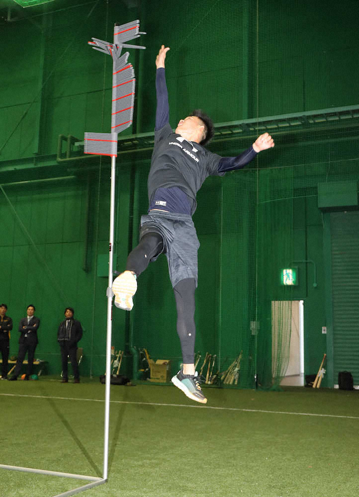 垂直跳びの数値を測定する及川 撮影 大森 寛明 スポニチ Sponichi Annex 野球