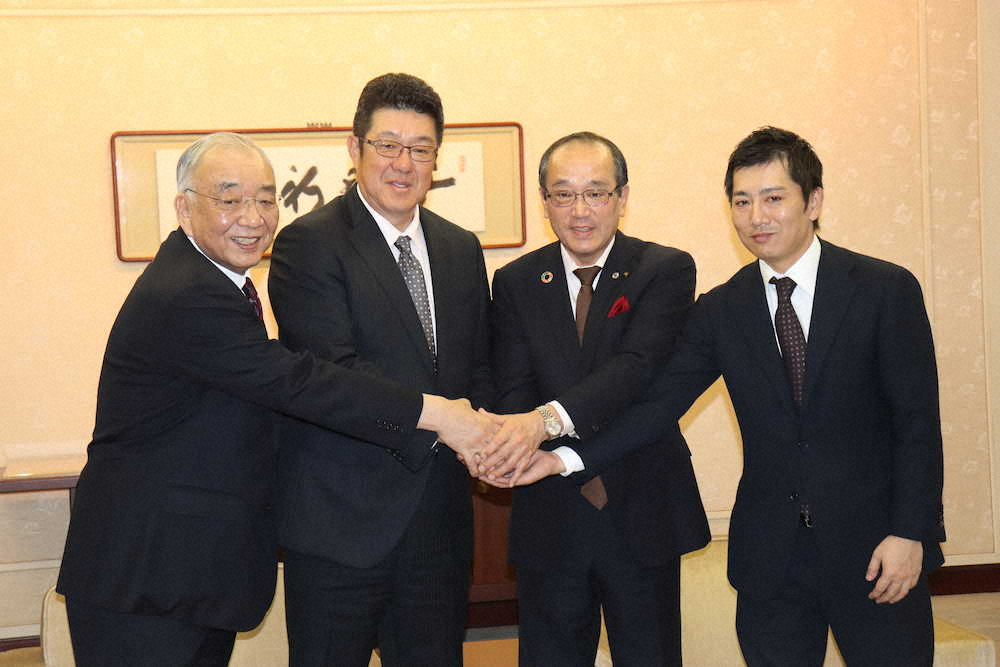 広島市役所を訪問して記念撮影する（左から）松田元オーナー、佐々岡監督、松井一實広島市長、松田一宏オーナー代行