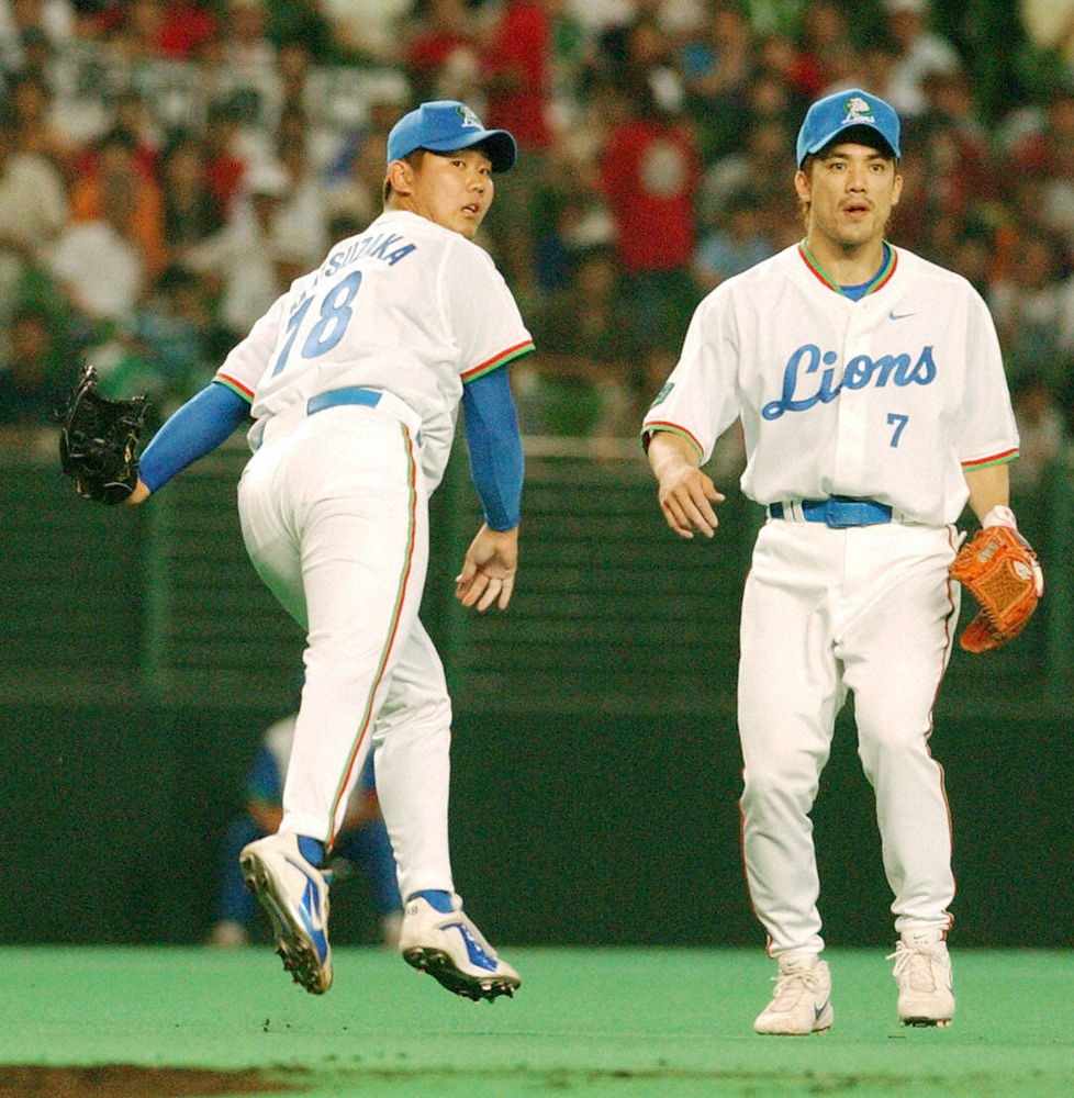 99～03年までチームメートとして共に戦った松坂（左）と松井2軍監督