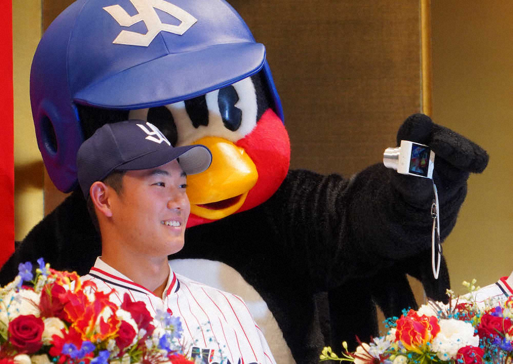 【画像・写真】ヤクルトドラ1奥川、目標はマー君「エースらしい存在」　新入団発表で背番11披露