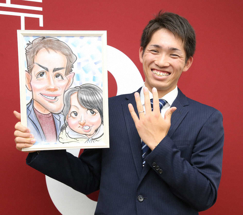 【画像・写真】結婚を発表した高橋優貴は照れながら似顔絵と結婚指輪を見せる（撮影・森沢裕）