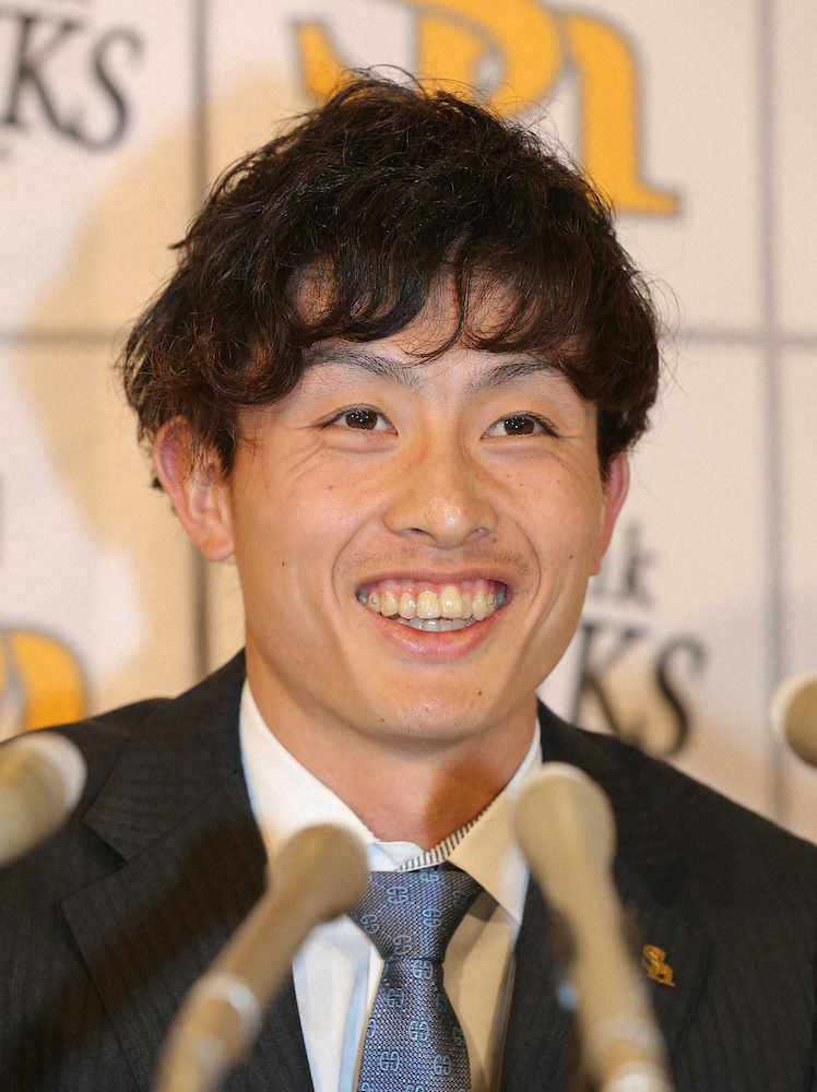 【画像・写真】アップ更改し笑顔を見せる周東（撮影・岡田　丈靖）