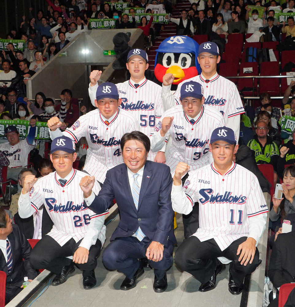 【画像・写真】ガッツポーズする（前列左から）吉田、高津監督、奥川（中列左から）大西、杉山（後列左から）長岡、武岡（撮影・島崎忠彦）