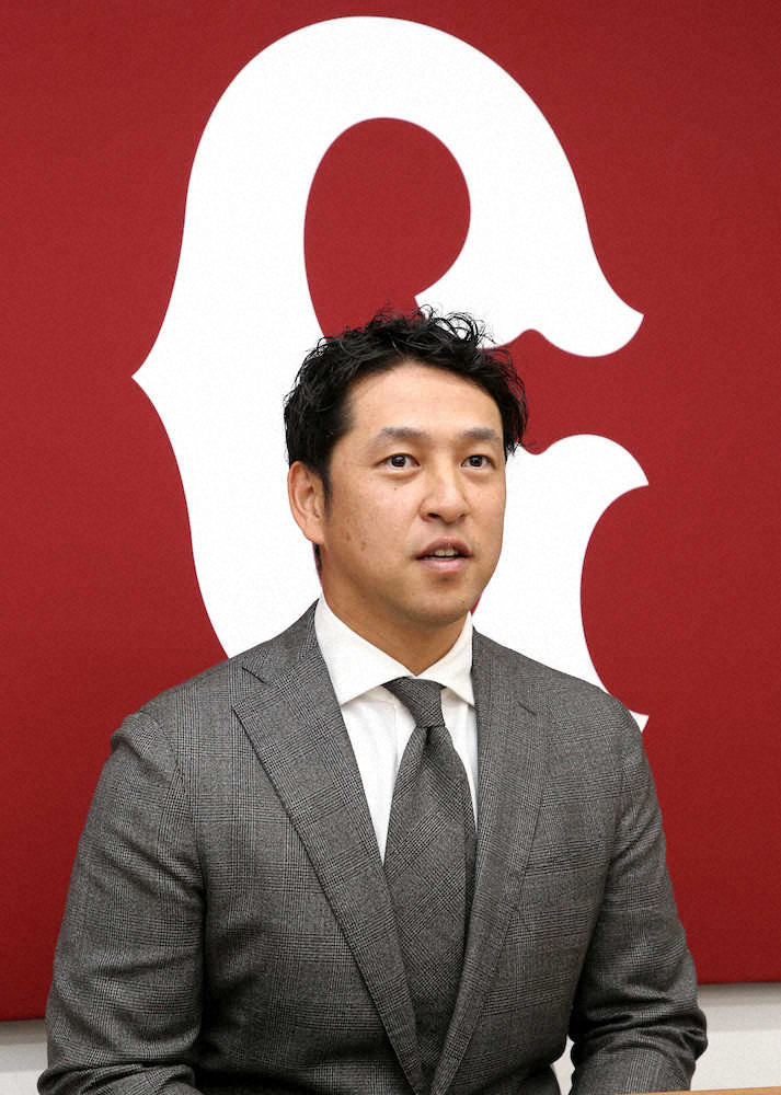 【画像・写真】契約更改を済ませ、来季の目標を語る中島宏之（撮影・森沢裕）