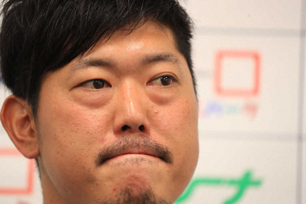 【画像・写真】厳しい表情で会見に応じる内海（撮影・白鳥　佳樹）