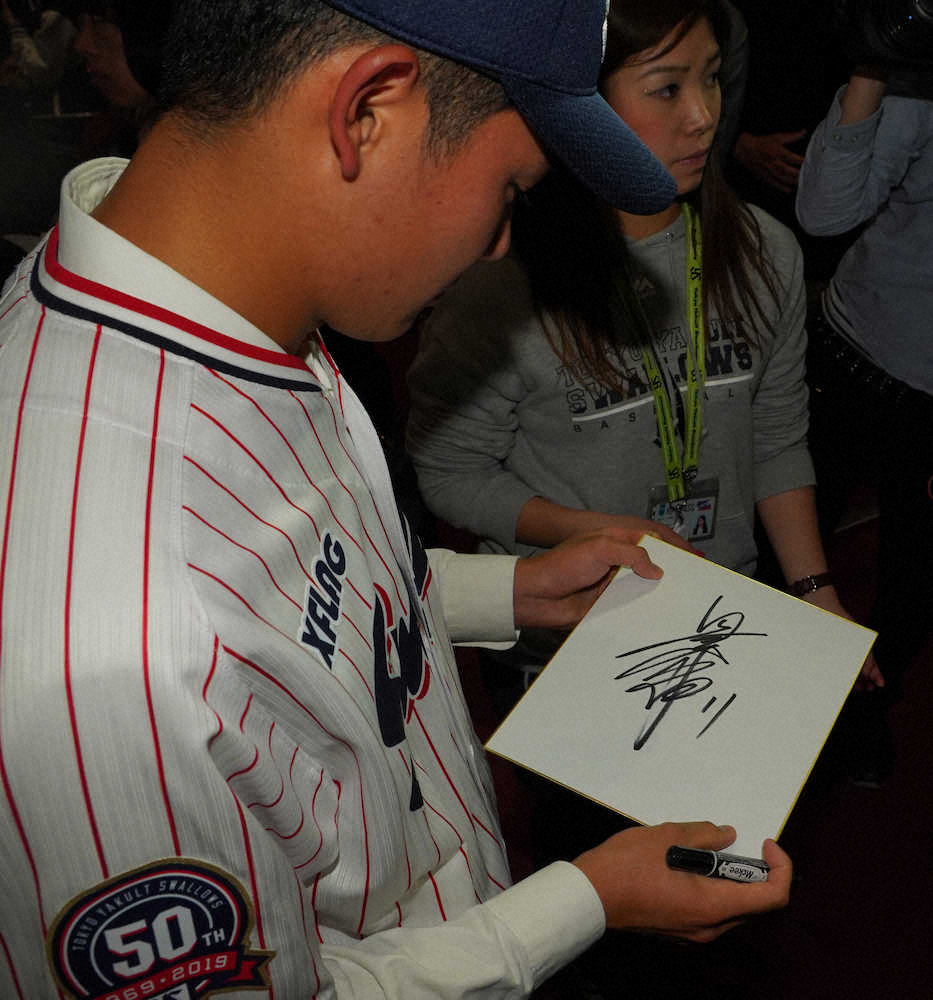 【画像・写真】奥川効果！グッズ売り場は例年の3倍　背番11のレプユニなど発売