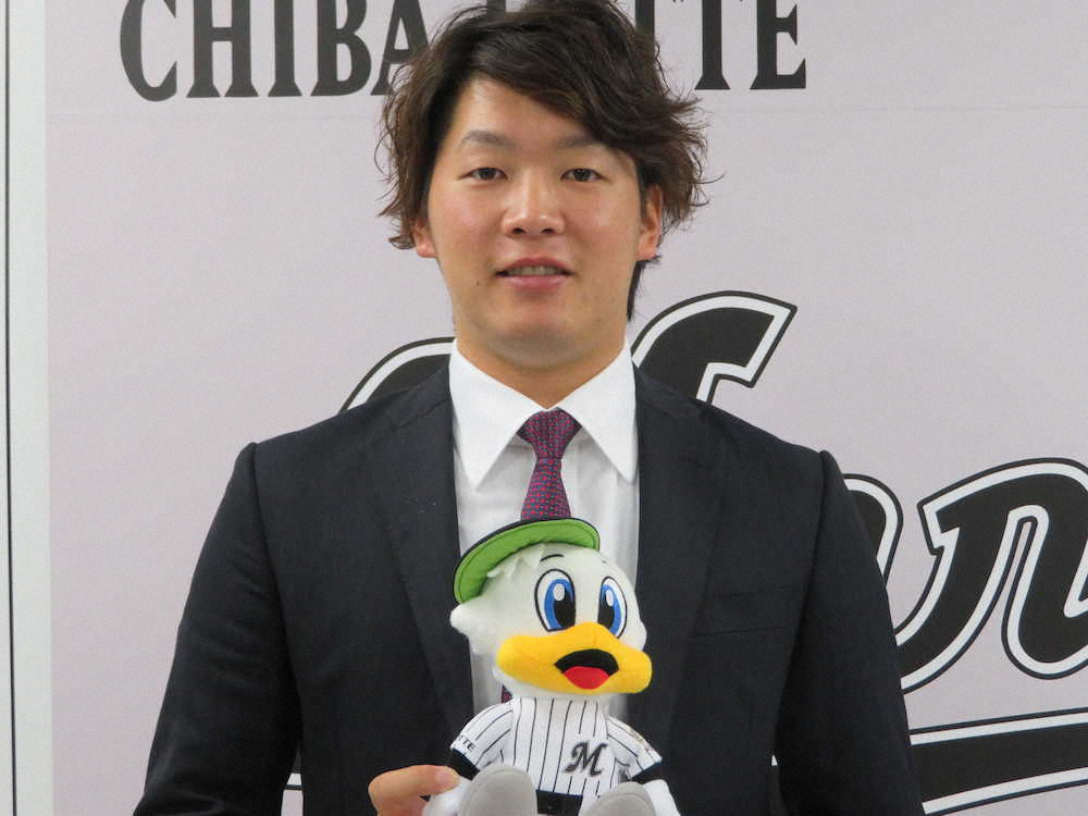 【画像・写真】ロッテ　二木、300万円増でサイン　チーム最多投球回で7勝も悔しさ　フォーム解析でレベルアップ図る