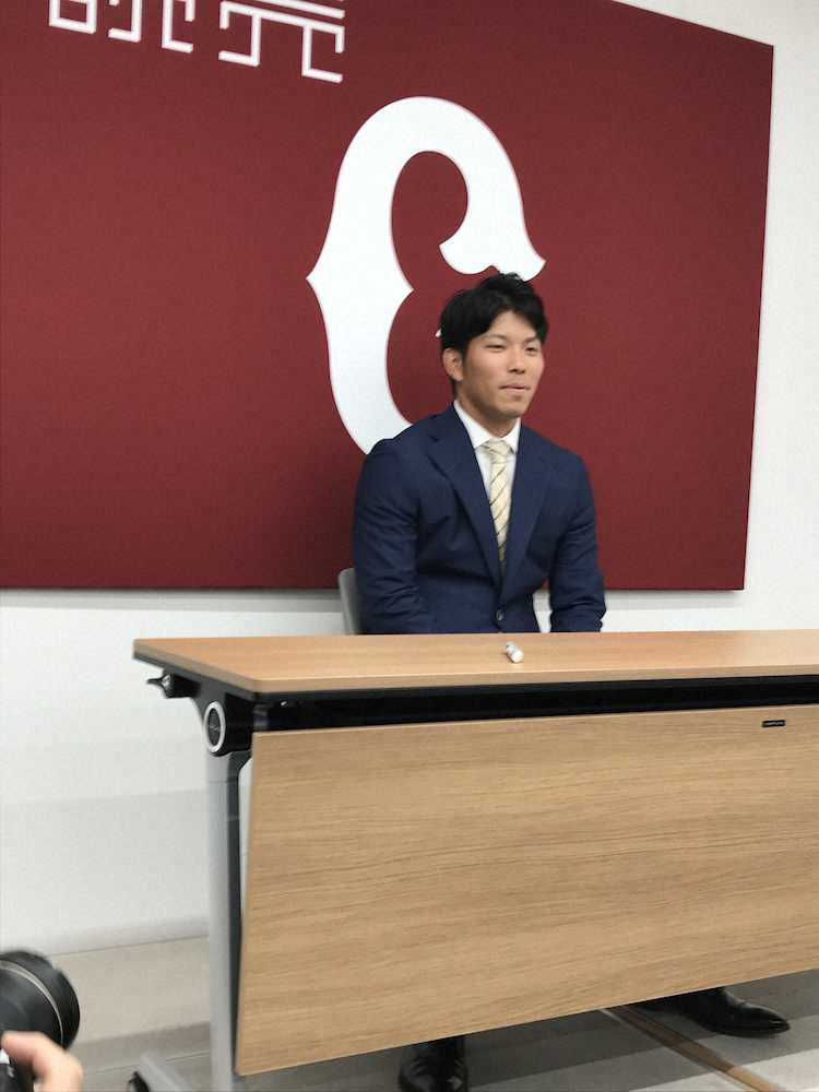 【画像・写真】巨人　大城、1500万円増でサイン　来季から中畑、由伸氏つけた背番号24「追い越せるよう頑張る」