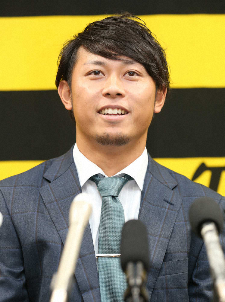 【画像・写真】阪神・高山　400万円アップの3600万円でサイン　.269も「ダメだったな」