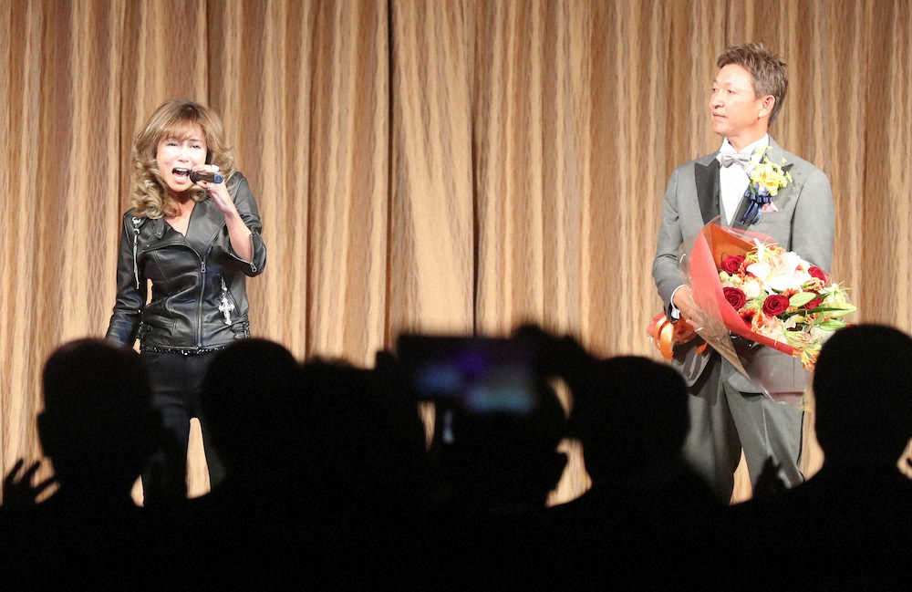 【画像・写真】立浪氏の殿堂入り祝う会に500人　登場曲歌う中村あゆみが熱唱「辛かった思い出が多いのでウルウル」
