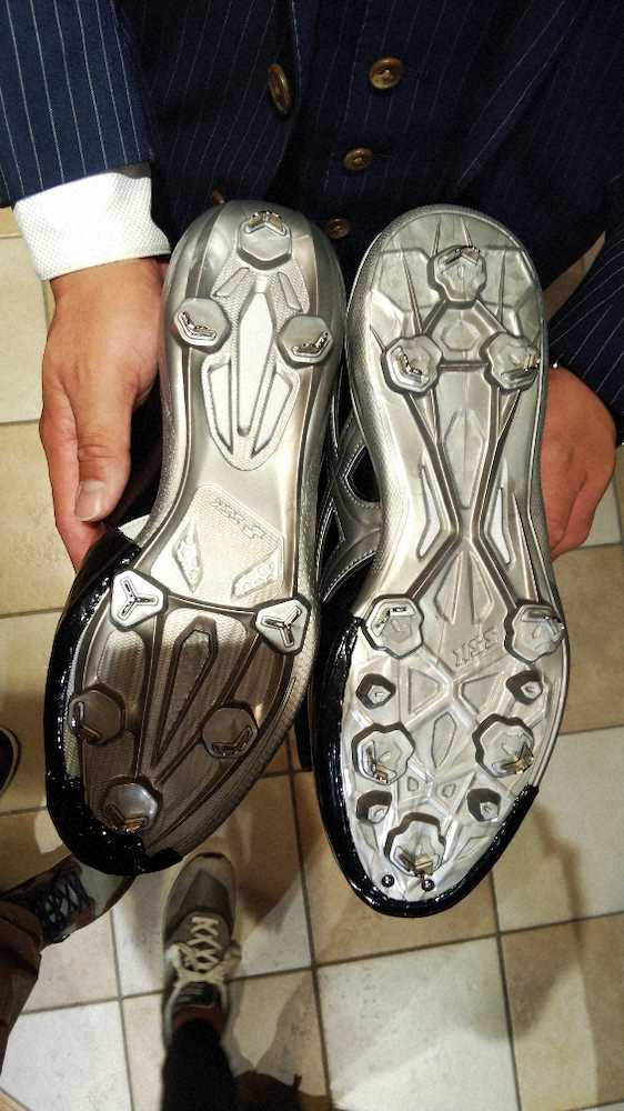 【画像・写真】阪神・才木　来季からスパイクの形状変更「足の指でかむといった感じ」