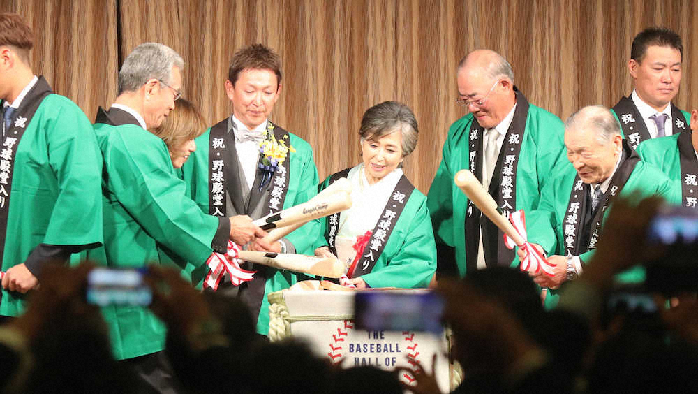 鏡割りで殿堂入りを祝う（左から）山田久志氏、立浪氏、竹下景子、張本勲氏、白井オーナー（撮影・椎名　航）