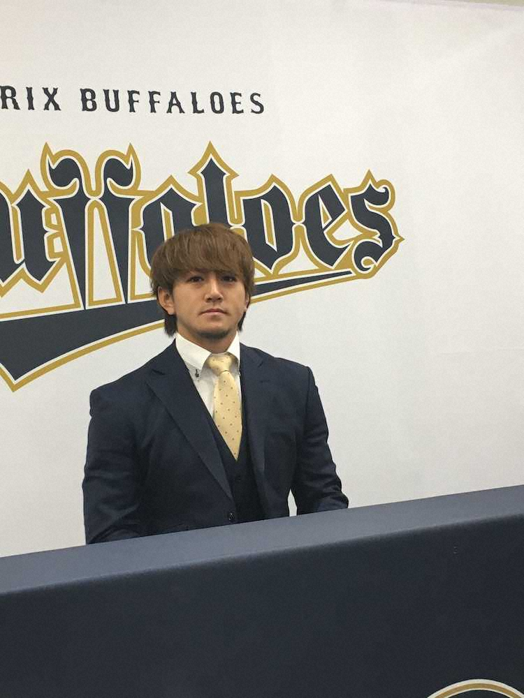 【画像・写真】オリ　小田、100万円アップでサイン　自己最多21打点　元同僚・金子討ちを宣言