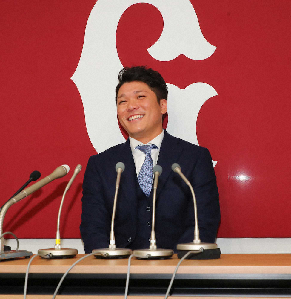 【画像・写真】巨人・坂本勇　現状維持の5億円でサイン　2000安打へ「1試合でも早く達成できたら」
