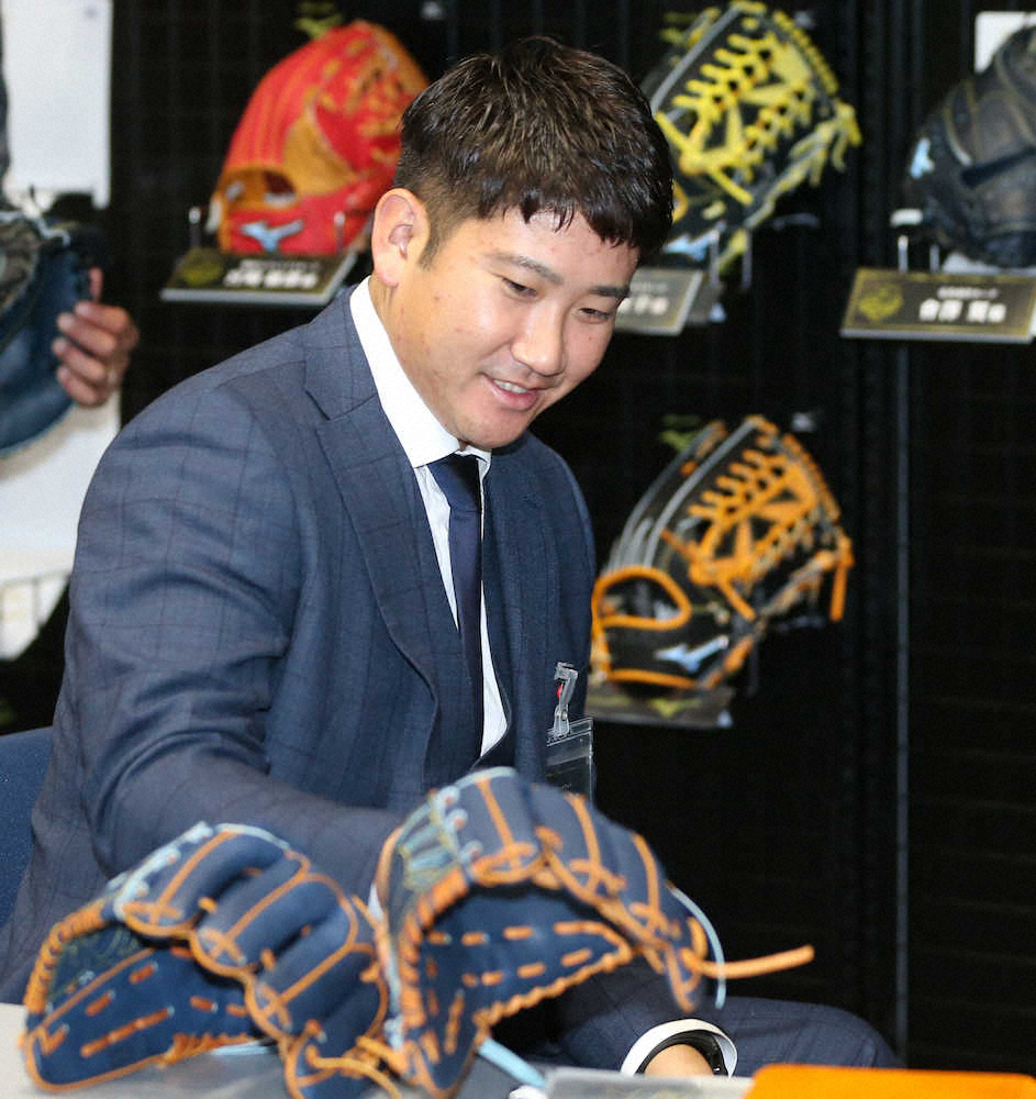 【画像・写真】巨人・菅野「初心に帰る」　来季は紺の“新人グラブ”で登板