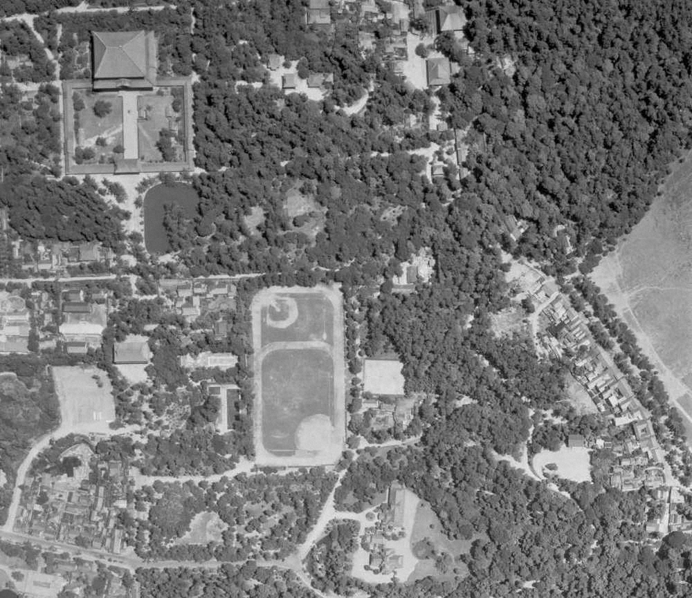 1961年6月19日撮影の航空写真＝国土地理院＝。中央に野球場を含めた春日野運動場が見える。左上は東大寺。右は若草山。